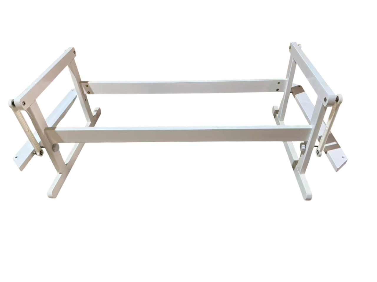 Oval Shaped Swinging Baby Crib with The Provision of Expanding