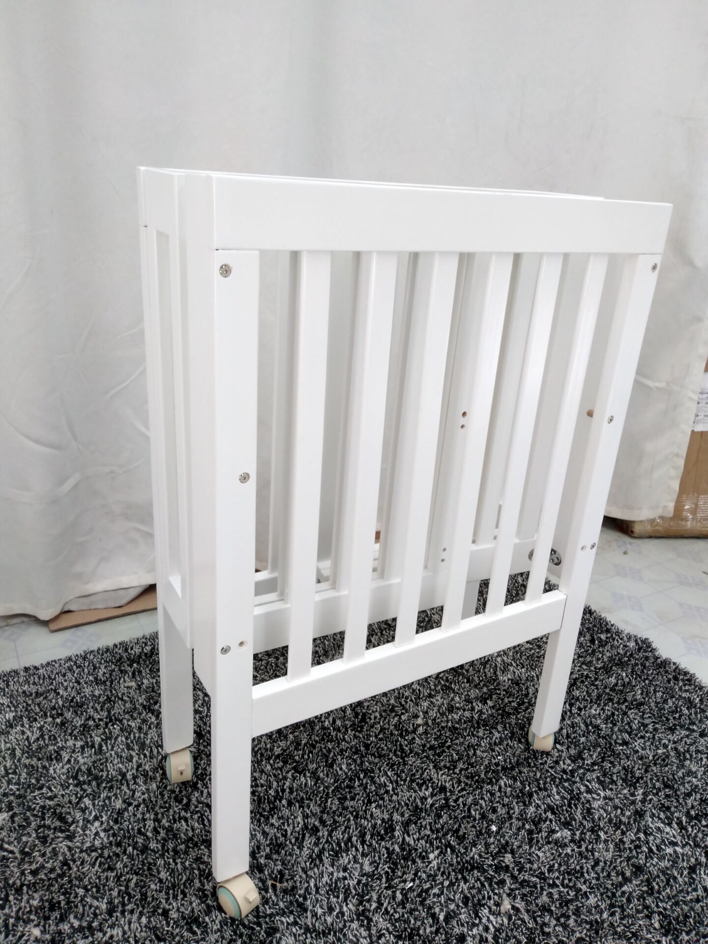White Foldable Baby Crib in Pine Wood